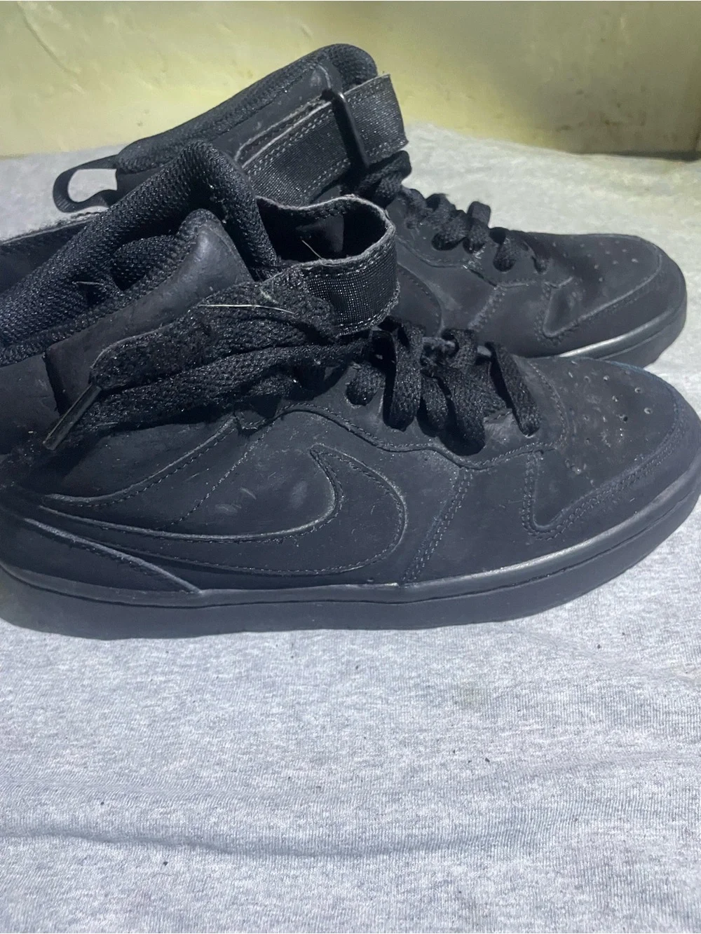 Nike Boys Court Borough Mid 2 CW5867-001 Black Basketball Shoes Sneakers Sz 5.5Y